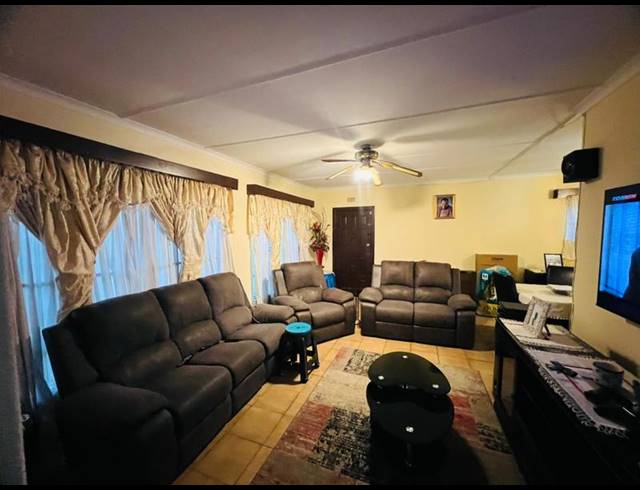 5 BEDROOM HOUSE FOR SALE IN VAN RIEBEECK PARK